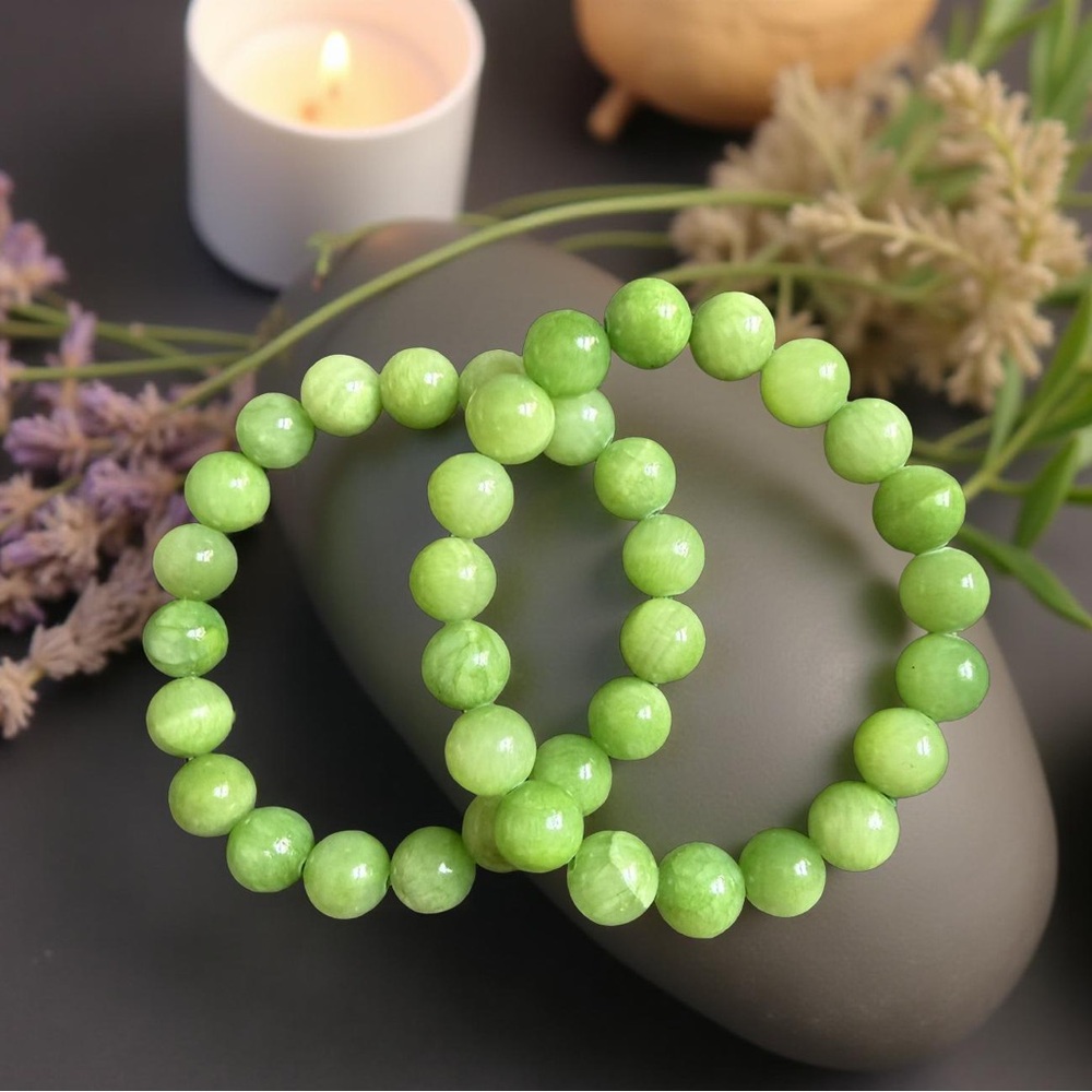 🆕 10mm Vibrant Green Chalcedony Bracelet 💚